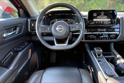2024 Nissan Pathfinder SL